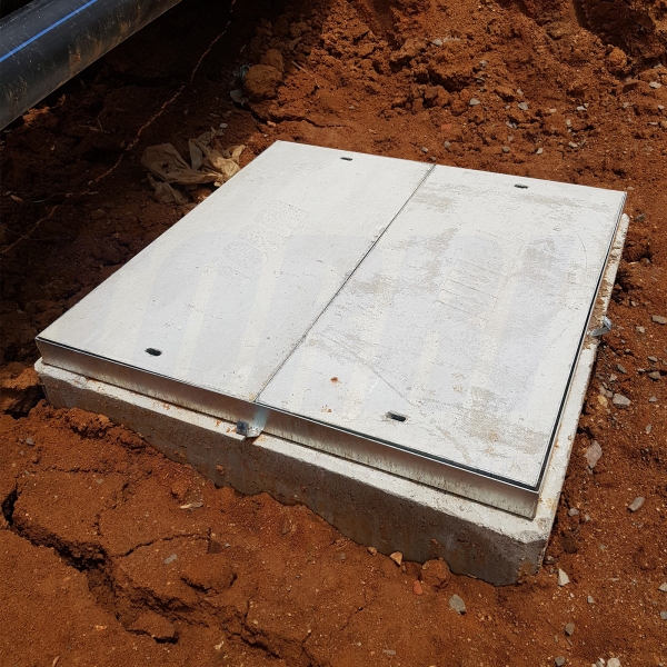 Tampa com caixilho metálico galvanizado